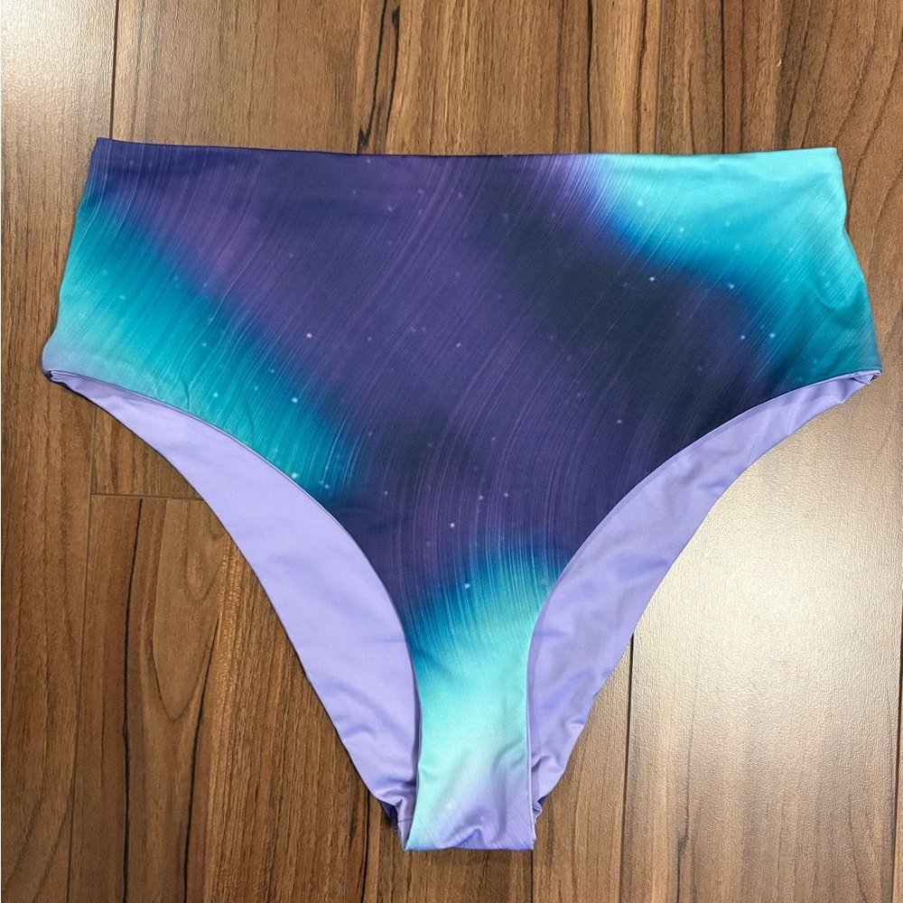 NWOT Nike high-waisted reversible swim bottoms